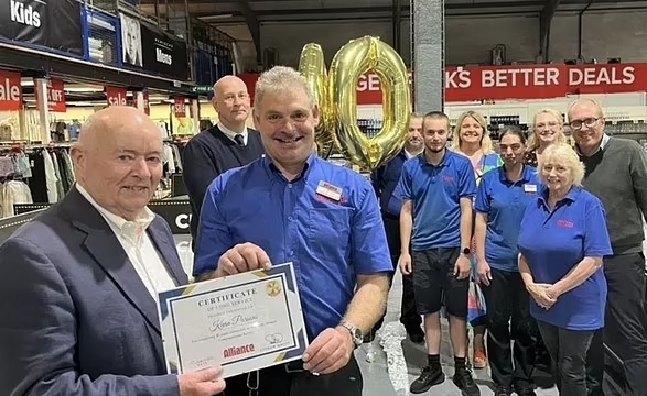 Công ty bị chỉ trích vì tri ân nhân viên làm việc 40 năm bằng 40 cái bánh cuộn