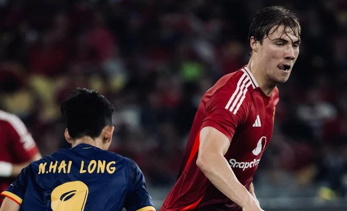 Mờ nhạt trước hậu vệ Campuchia, Rasmus Hojlund bị Man Utd 'bán tháo'