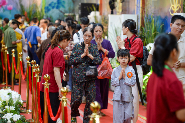 Phật tử hành hương về chùa Chuông ở Hưng Yên, thành kính chiêm bái xá lợi Phật 