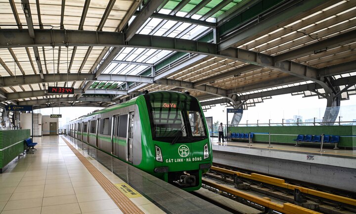 Kính lan can nứt vỡ, mái che thủng mảng lớn ở ga đường sắt Cát Linh - Hà Đông