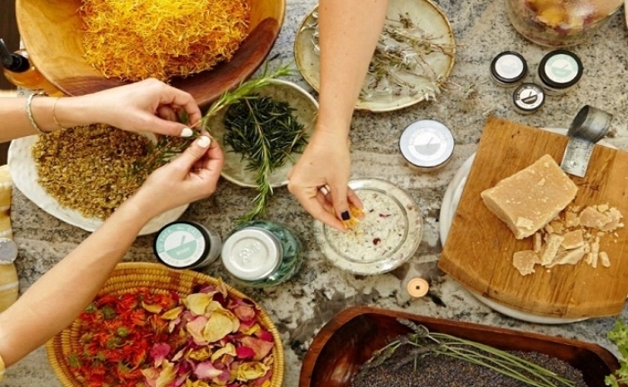 Mỹ phẩm nhà làm rao bán tràn lan, Bộ Y tế yêu cầu ‘thanh lọc' chợ mạng