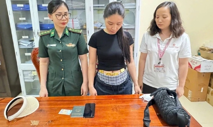 Quấn 4kg vàng quanh bụng mang qua biên giới