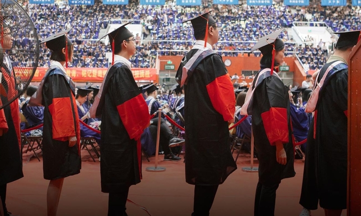 Đại học danh tiếng gây tranh cãi khi tuyển quản lý căng tin phải có bằng tiến sĩ