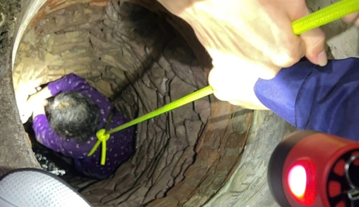 Khoảnh khắc giải cứu cụ bà rơi xuống giếng sâu ở Bắc Giang