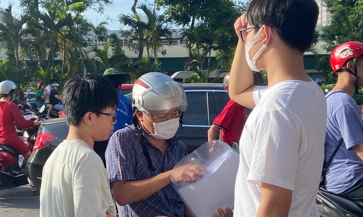 3.000 thí sinh tranh suất vào lớp 10 trường chuyên hot nhất nhì Hà Nội