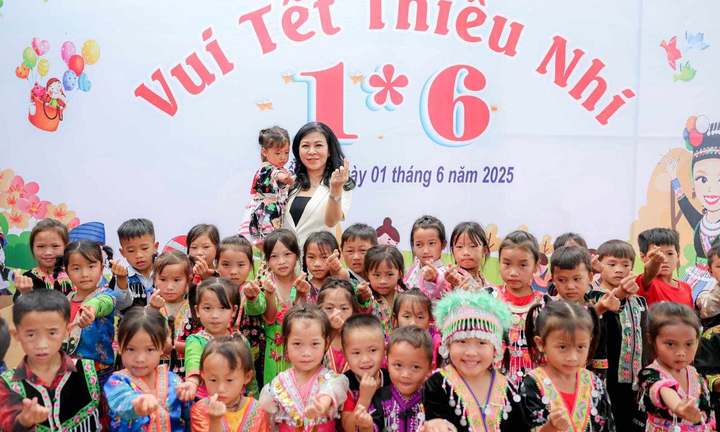 Phu nhân Ngô Phương Ly tặng quà, vui Tết thiếu nhi cùng trẻ em ở Điện Biên