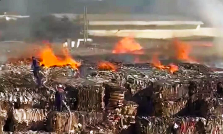 Cháy dữ dội tại công ty giấy, từ chiều đến khuya chưa thể khống chế