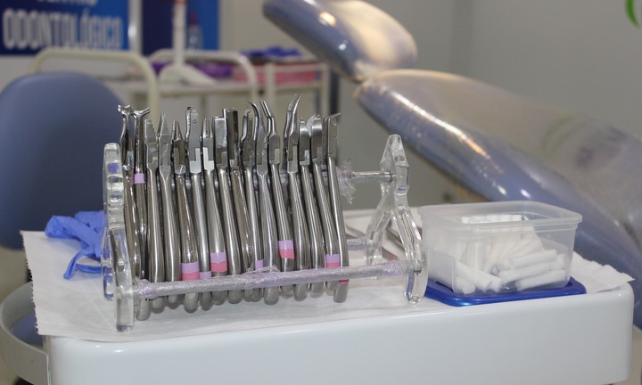 Bác sỹ già mắt kém nhổ răng khôn cho cô gái khâu nhầm lưỡi vào nướu