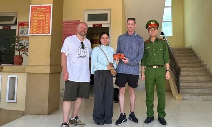 Cô giáo Vân Kiều ở Quảng Trị trả lại ví tiền cho du khách người Anh