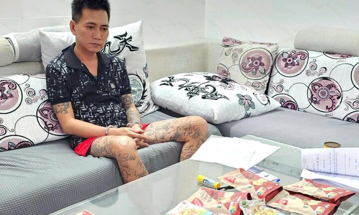 Giấu 5.000 viên thuốc lắc trong gói thuốc giảm cân, gửi về Việt Nam bằng máy bay