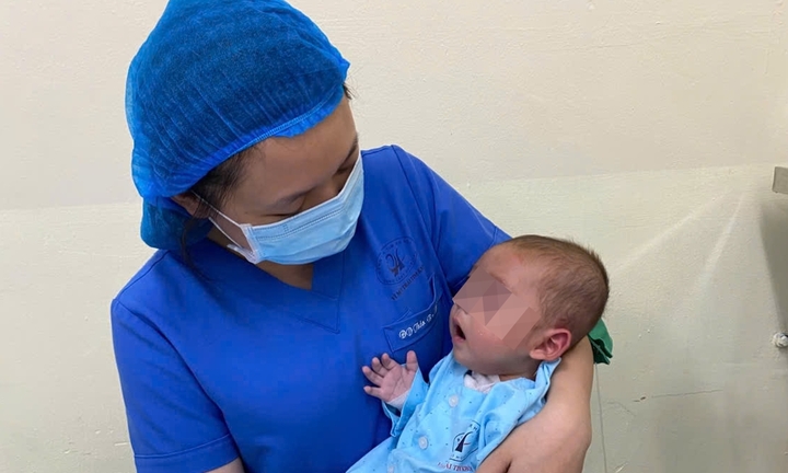 Bác sĩ Lào vượt 1.000 km đưa con trai sang Việt Nam mổ tim