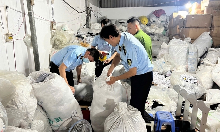 Giày Adidas, Nike, Puma giả, giá vài trăm nghìn một đôi bán khắp nơi ở TP.HCM