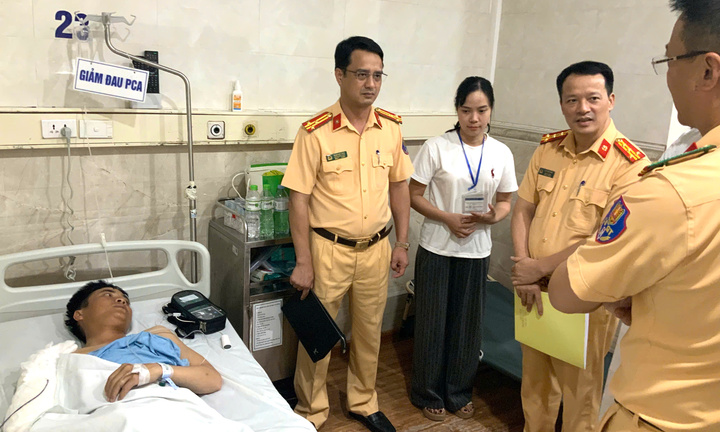 Thượng úy cảnh sát bị thương khi giải quyết tai nạn trên cao tốc