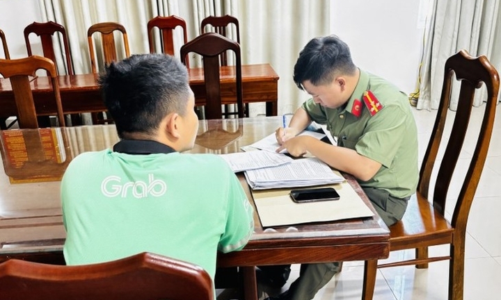 Đang chạy grab thì tài khoản nhận hơn 1,7 tỷ đồng, tài xế tìm người trả lại