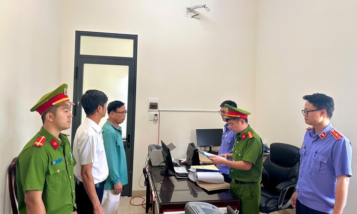 Bắt tạm giam 2 nguyên lãnh đạo một huyện ở Đắk Lắk 