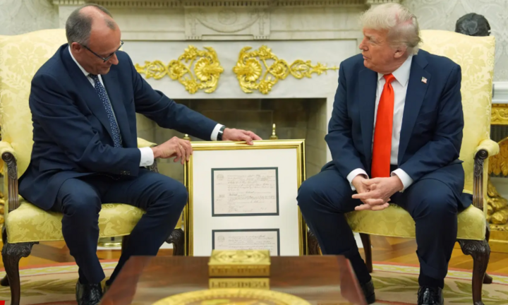 Thủ tướng Đức tặng ông Trump giấy khai sinh của ông nội, bọc khung mạ vàng