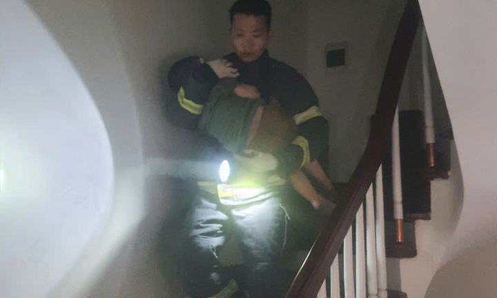 Cháy nhà trong đêm, cảnh sát giải cứu 5 trẻ thoát ra ngoài