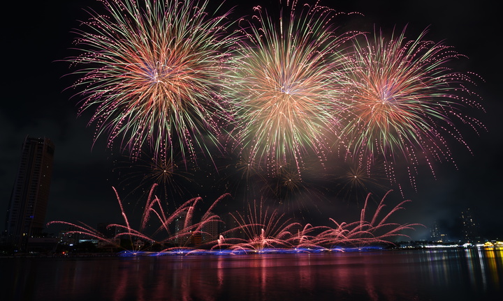 Bùng nổ 'bữa tiệc' ánh sáng trên sông Hàn trong đêm thi thứ 2 DIFF 2025