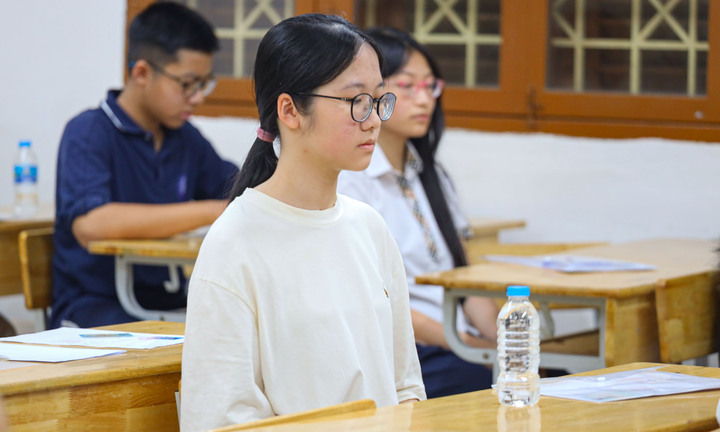 Đề Toán thi vào lớp 10 Hà Nội 2025