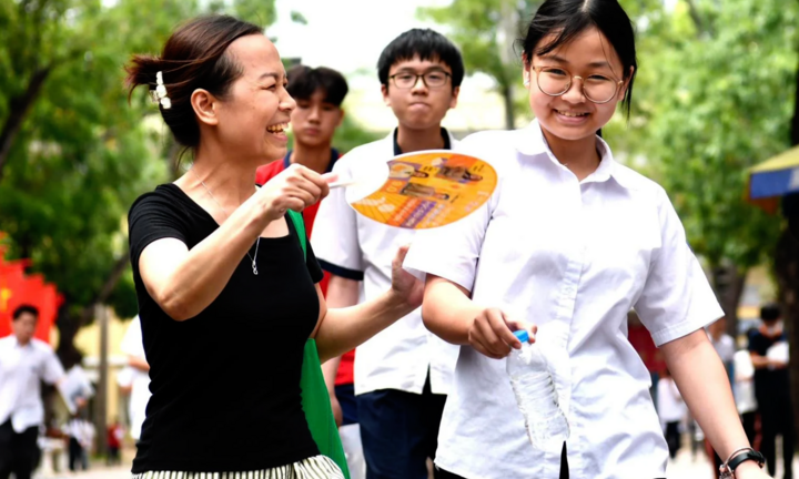 Giáo viên: 'Đề Văn quá dễ, độ phân hoá thấp khiến cuộc đua lớp 10 càng gắt gao'