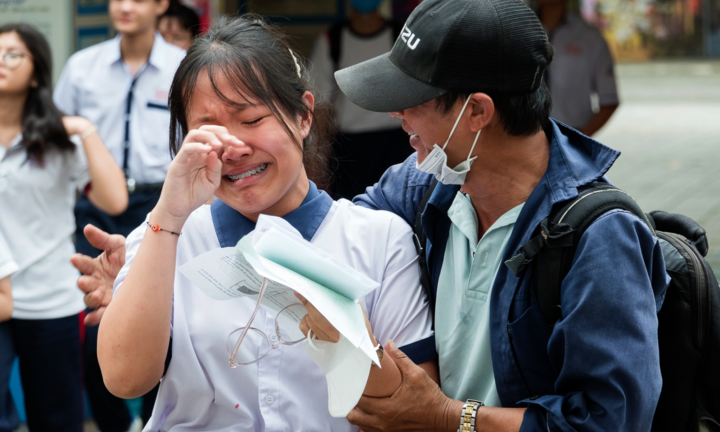 Thí sinh khóc như mưa vì đề Toán khó, thầy cô nói 'nhiều điểm 10 hơn năm ngoái'