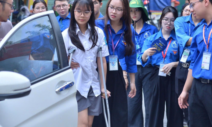 Nữ sinh nén đau chống nạng đi thi, bật khóc vì làm bài không như ý