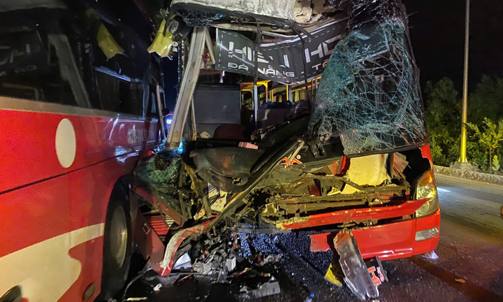 3 xe khách tông liên hoàn trong đêm, nhiều người bị thương