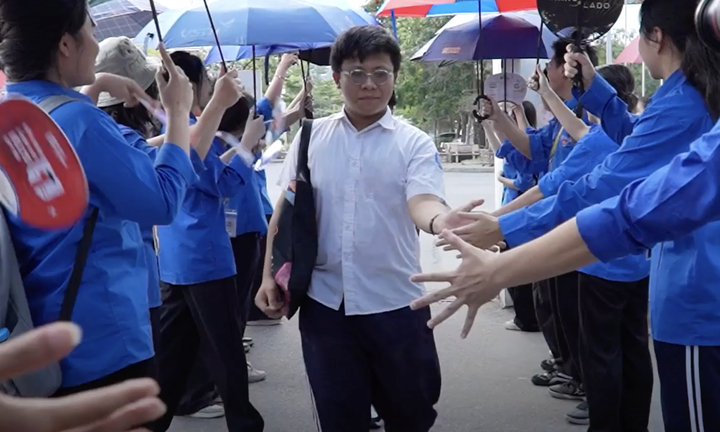 Phụ huynh 'xuống tiền' cả triệu đồng, thưởng nóng cho sĩ tử thi lớp 10 ra sớm