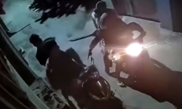 2 thanh niên Hà Nội bị đuổi đến tận cổng, nhóm cướp bất ngờ với vật trong cốp xe