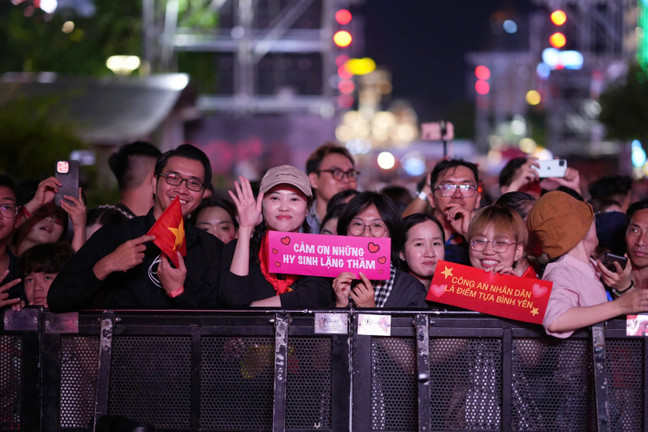 Biển người chen kín phố đi bộ xem gala 'Vinh quang Công an nhân dân Việt Nam'