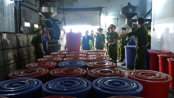 Cơ sở cà phê nổi tiếng ở Phú Yên bán hơn 17 tấn cà phê giả ra thị trường