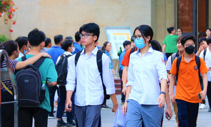 Trường chuyên đầu tiên tại Hà Nội công bố điểm chuẩn vào lớp 10
