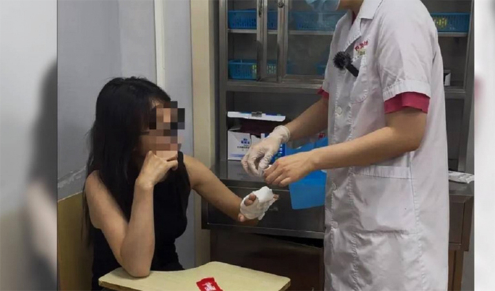 Bị gãy ngón tay do kẹp cửa mà không biết chỉ vì sơn móng quá dày