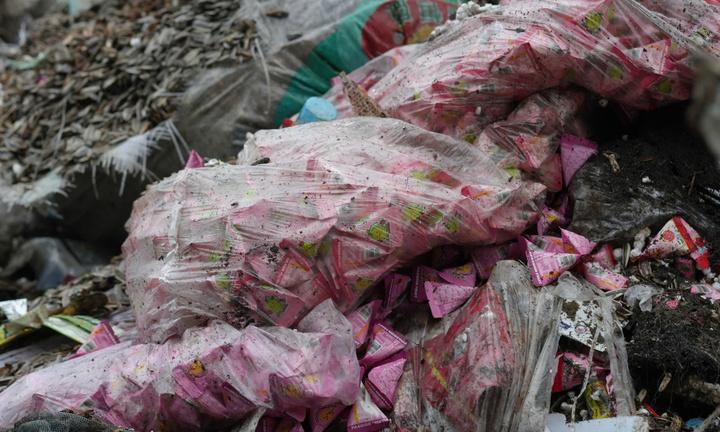 Núi bánh kẹo lại bị xả thải giữa đường, lãnh đạo xã La Phù nói gì?