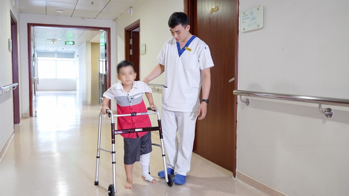 Vinmec thay toàn bộ xương đùi cho bệnh nhi ung thư nhỏ tuổi nhất thế giới