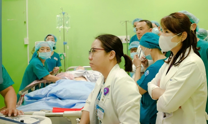 Bác sĩ Singapore ngưỡng mộ ca can thiệp tim bào thai của 2 bệnh viện TP.HCM