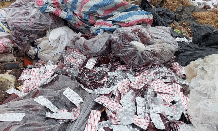 Hàng trăm vỉ thuốc chống say tàu xe bị vứt ra bãi rác ở Đà Nẵng