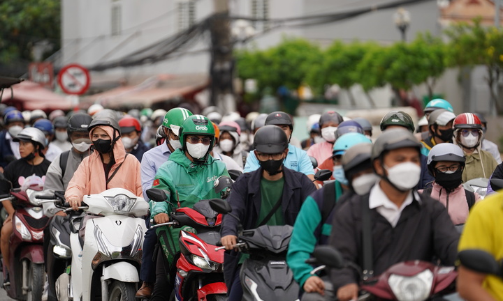 Cấm xe máy vào đường dẫn cao tốc TP.HCM - Long Thành, giao thông ùn tắc