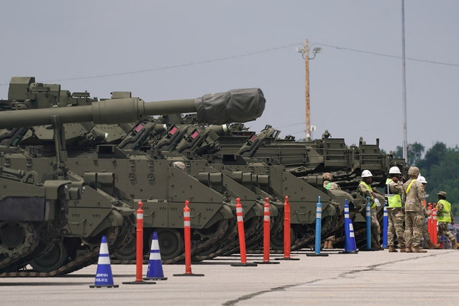 Mỹ diễu hành cuối tuần này: 3.500 tấn khí tài, 30 km rào chắn 