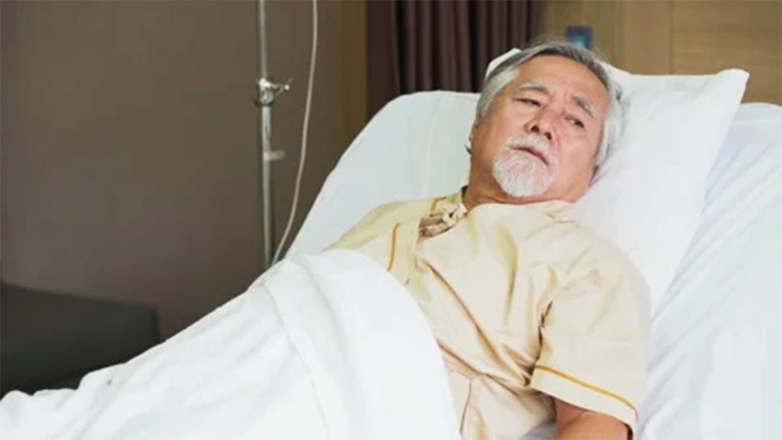 Bố bỏ rơi tôi từ nhỏ nhưng khi bị tai biến lại cầu xin tôi đến chăm