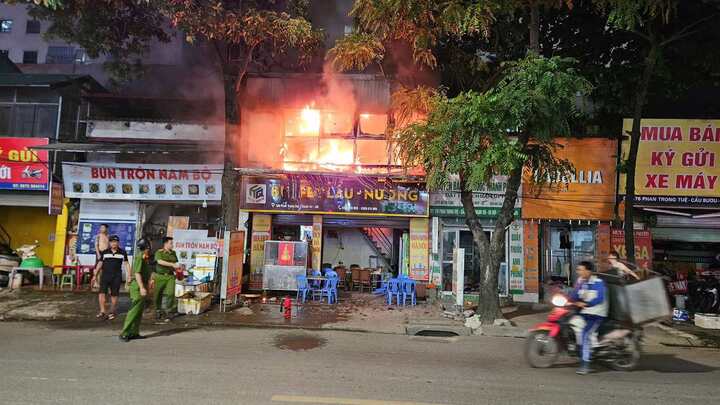 Cháy dữ dội tại quán lẩu nướng ở Hà Nội, khách bỏ chạy thoát thân