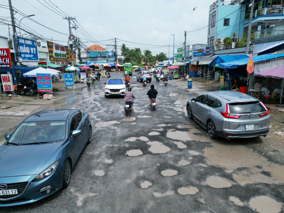 Ổ gà, ổ voi 'bẫy' người đi đường ở TP Thủ Đức