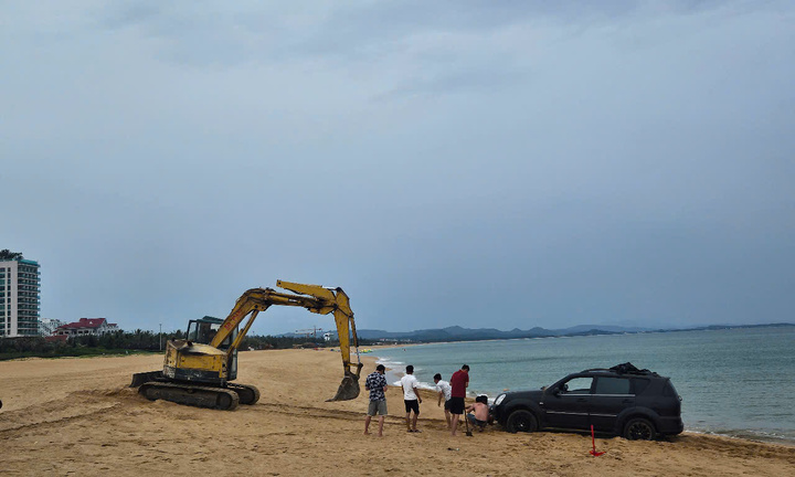 Lại thêm một chủ xe ô tô chơi ngông chạy xuống bãi biển tại Phú Yên