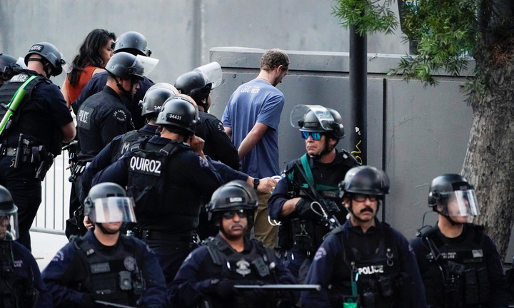 Los Angeles giới nghiêm ngày thứ hai, gần 400 người bị bắt