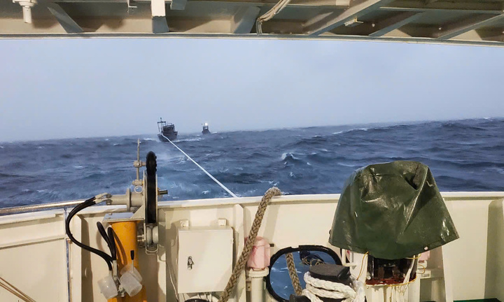 Cứu hộ 2 tàu cá của ngư dân Quảng Nam bị hỏng máy trên vùng biển Lý Sơn