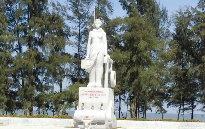 Nữ tình báo huyền thoại mang theo 30kg thuốc nổ đánh chìm tàu chiến của địch