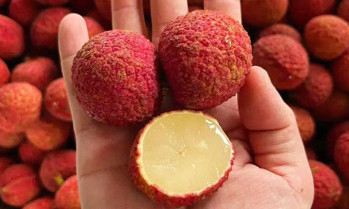 Vải không hạt Trung Quốc đổ bộ chợ Việt, giá gần 1 triệu đồng/kg