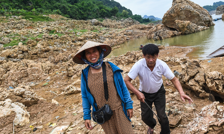 Cảnh sống xáo trộn khi mực nước hồ Hòa Bình tụt 40m