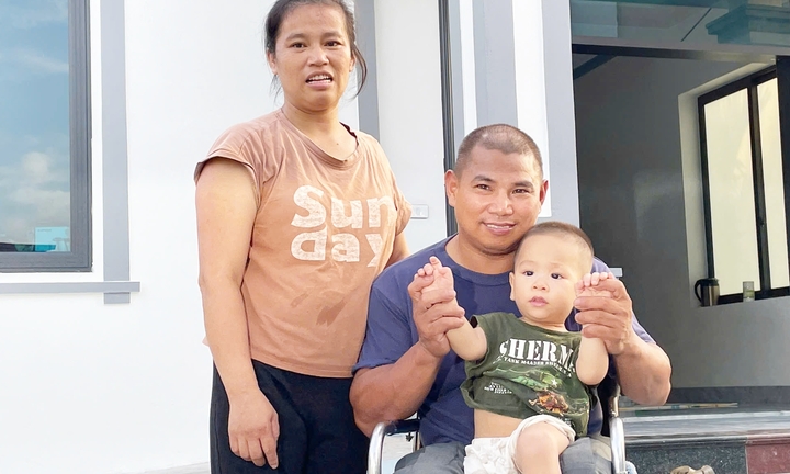 Cặp vợ chồng khuyết tật quyết 'săn con', bé trai chào đời cả nhà cùng khóc