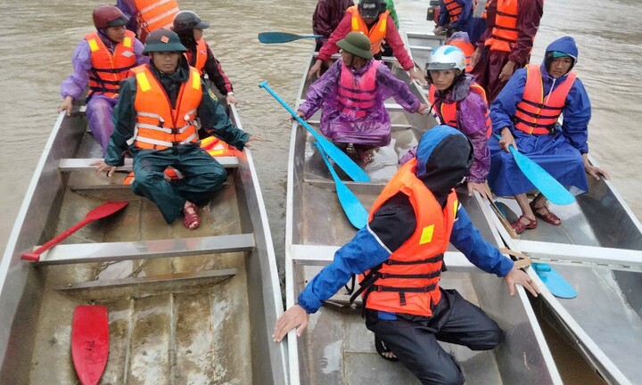 Hai chị em ruột ở Quảng Bình bị lũ cuốn mất tích trong đêm